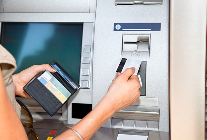 IK10 Monitor - Automatise une personne utilisant une carte de crédit pour insérer une carte dans un guichet automatique