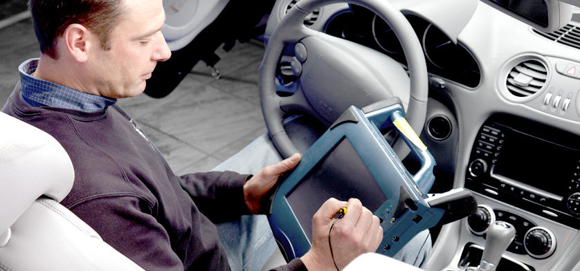 Industries - Diagnostic d’un homme à l’aide d’un appareil de diagnostic automobile