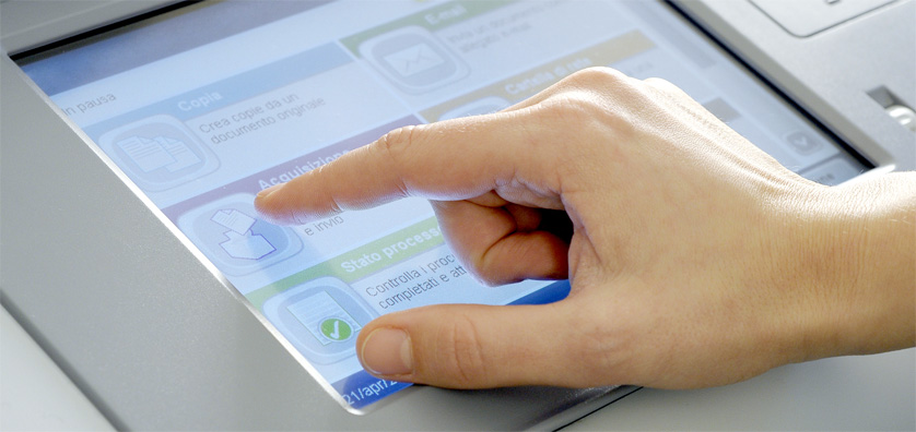 Industries - L’imprimerie presse une main touchant un écran tactile