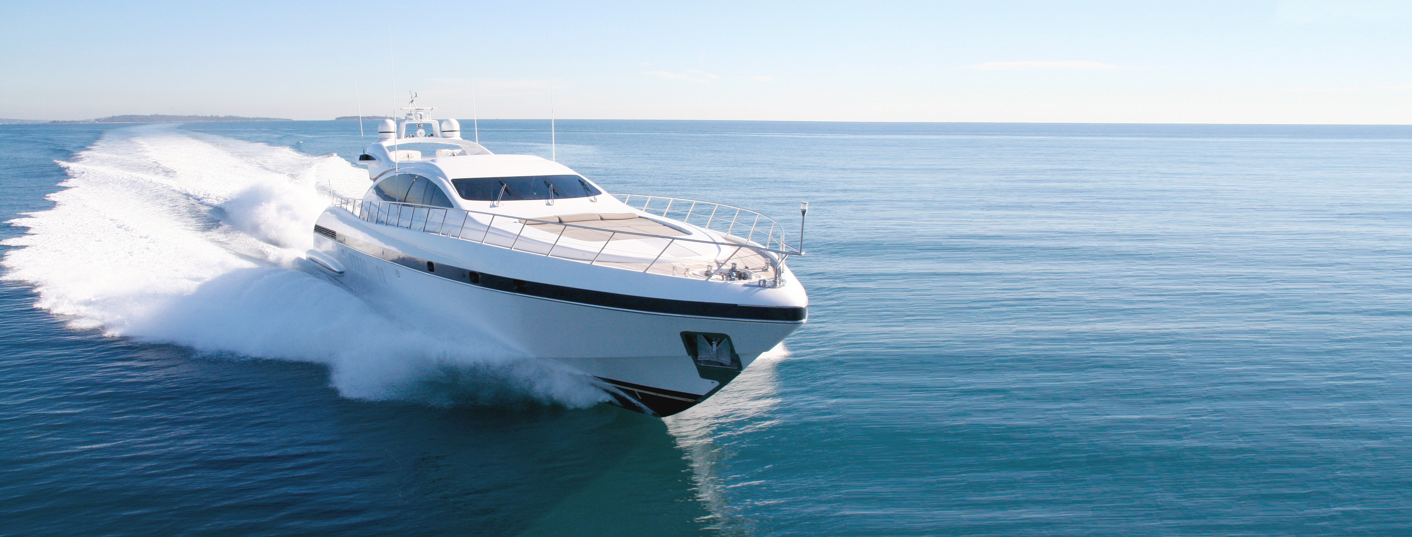 Industries - Commande de moteur marin d’un bateau blanc dans l’eau