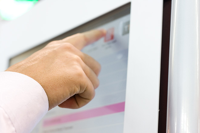 IK10 Monitor - Distributeurs automatiques de billets pointés du doigt sur un écran