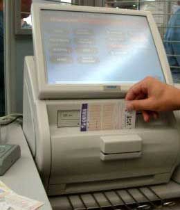 Industrial Monitor - South American Lotto Company construit sur ULTRA une main mettant un billet dans une caisse enregistreuse