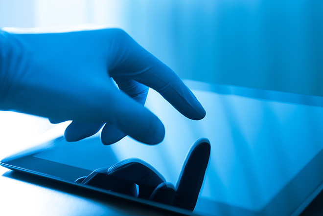 Écran tactile - Prévisions de marché sur le développement mondial des écrans tactiles capacitifs Une main touchant un écran tactile