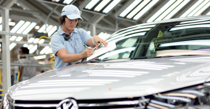 Écran tactile - L’usine VW de Chattanooga utilise la technologie ULTRA une femme écrivant sur un papier
