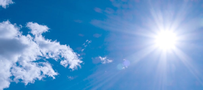 Traitement antireflet un ciel bleu avec des nuages et le soleil
