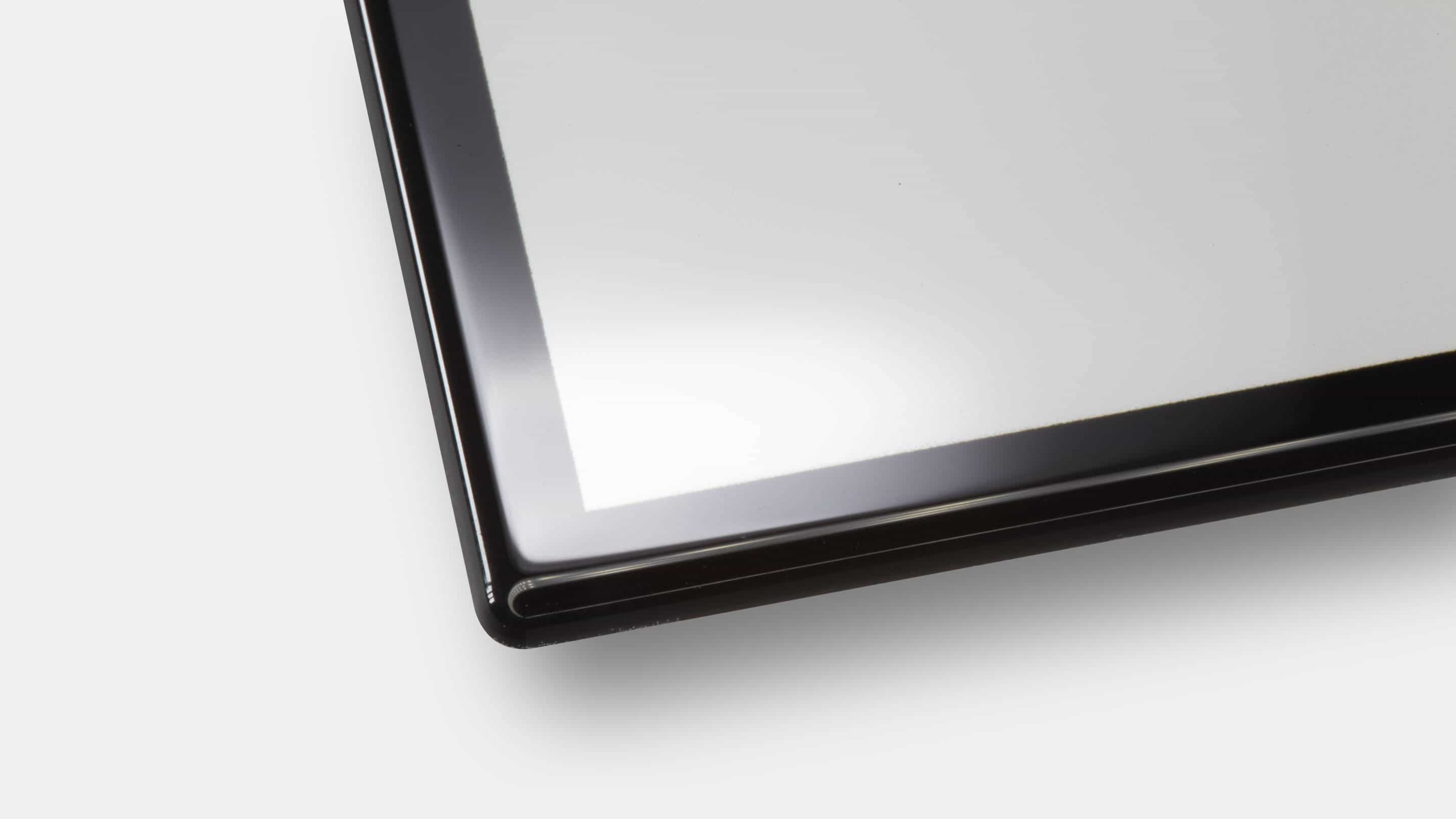 <deepl translate="no">Impactinator®</deepl> Glass - Pagproseso ng gilid ng isang close-up ng isang itim at puting screen