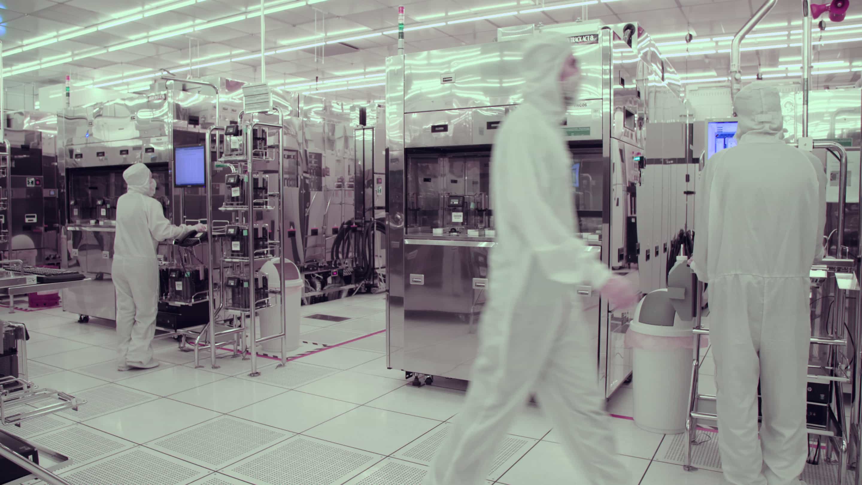 Industrial Monitor - Cleanroom assembly isang lalaking nakasuot ng puting amerikana na naglalakad sa isang pabrika