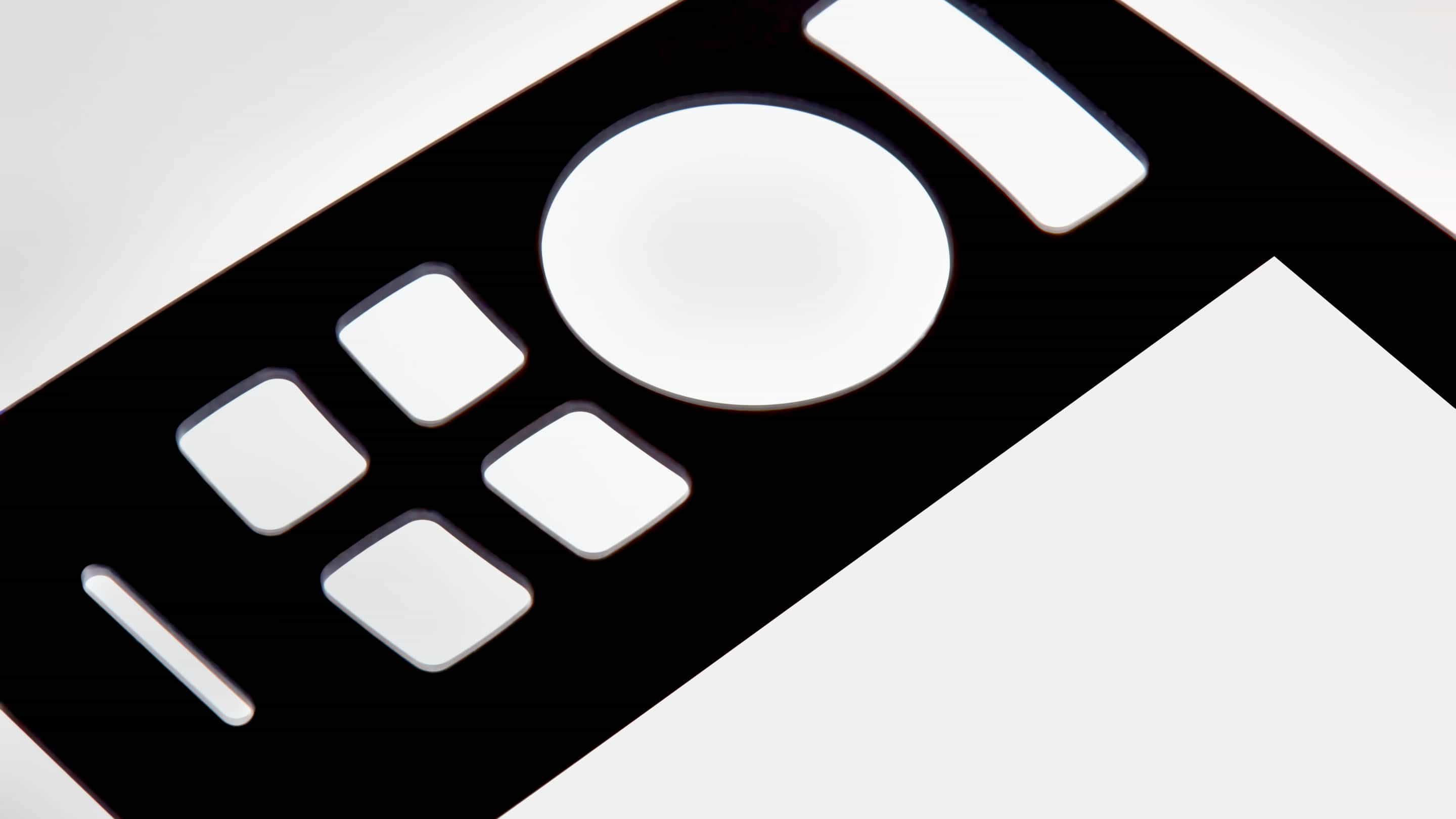 Impactinator® Glass - Cover Glass - Isang malapitan na pag-up ng isang remote control