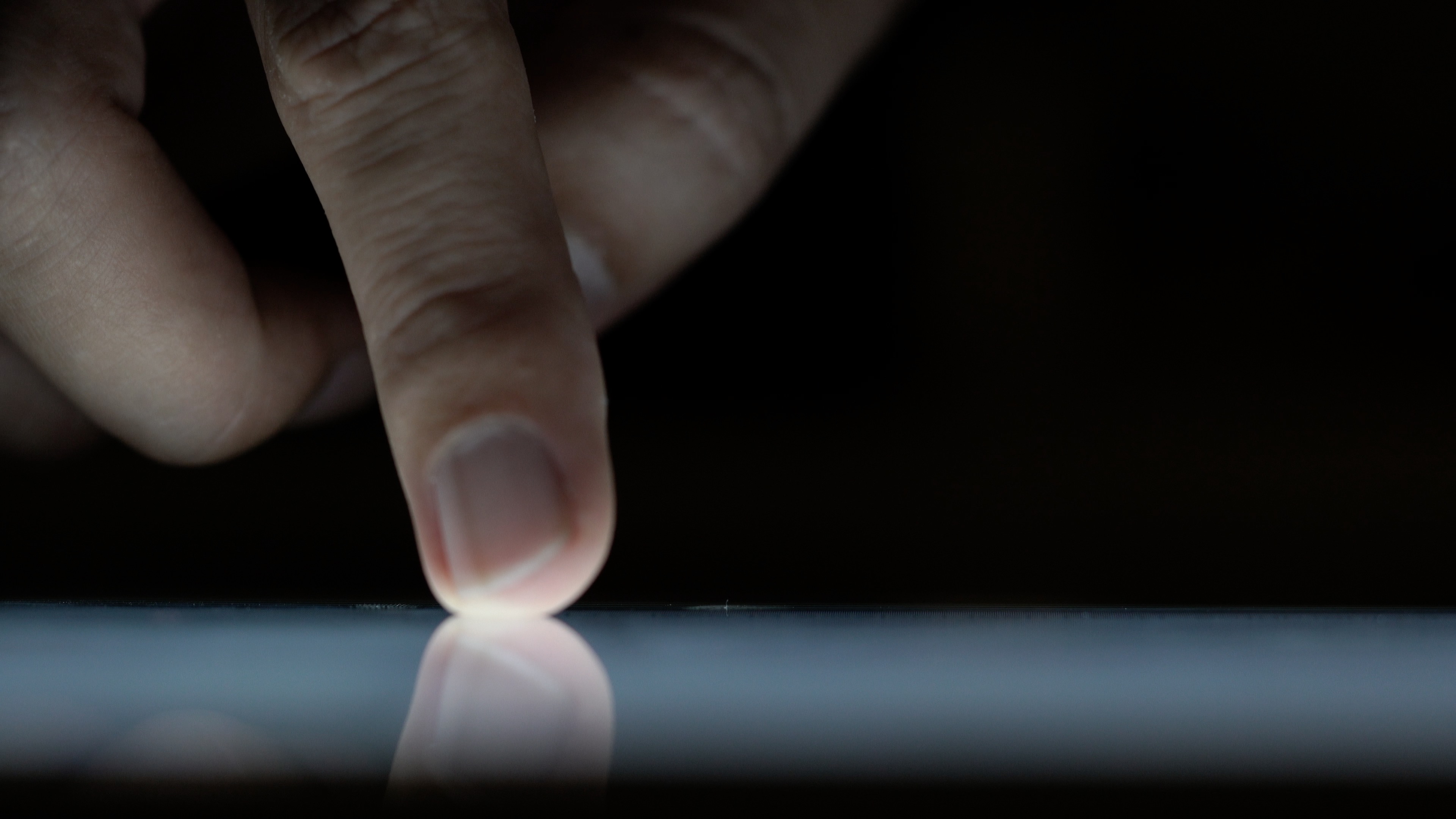 Touch Screen - Multi-touch ang isang daliri na hinahawakan ang isang touch screen