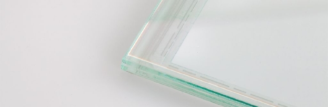 Protection solaire : gros plan d'un panneau de verre