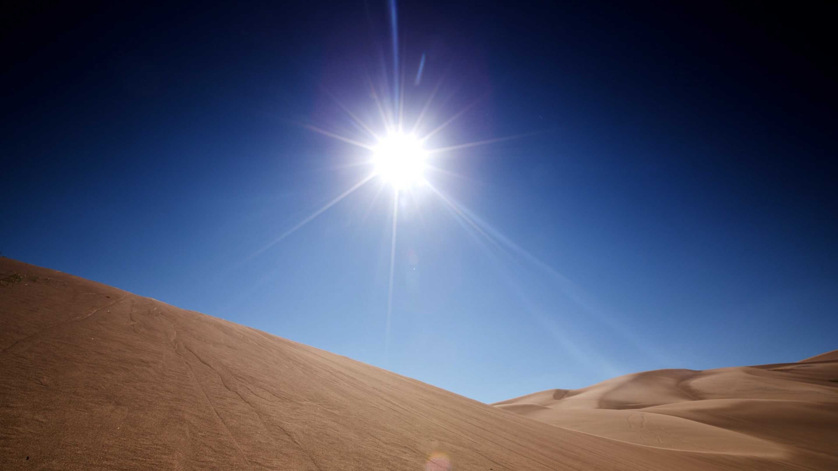 Tela sensível ao toque de temperatura estendida um sol brilhando sobre uma colina arenosa