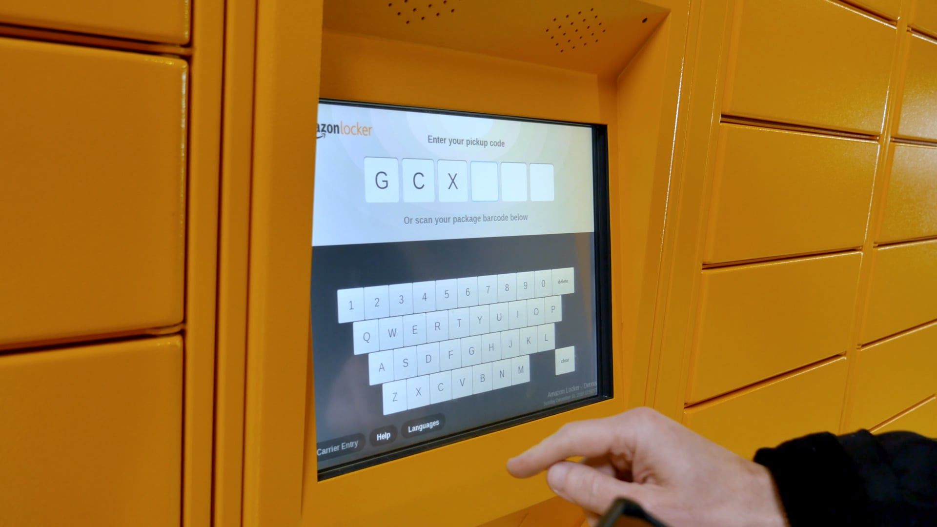 IK10 Monitor - IK10 Monitor Touchscreen Parcel station isang kamay na humipo sa isang keyboard sa isang dilaw na machine