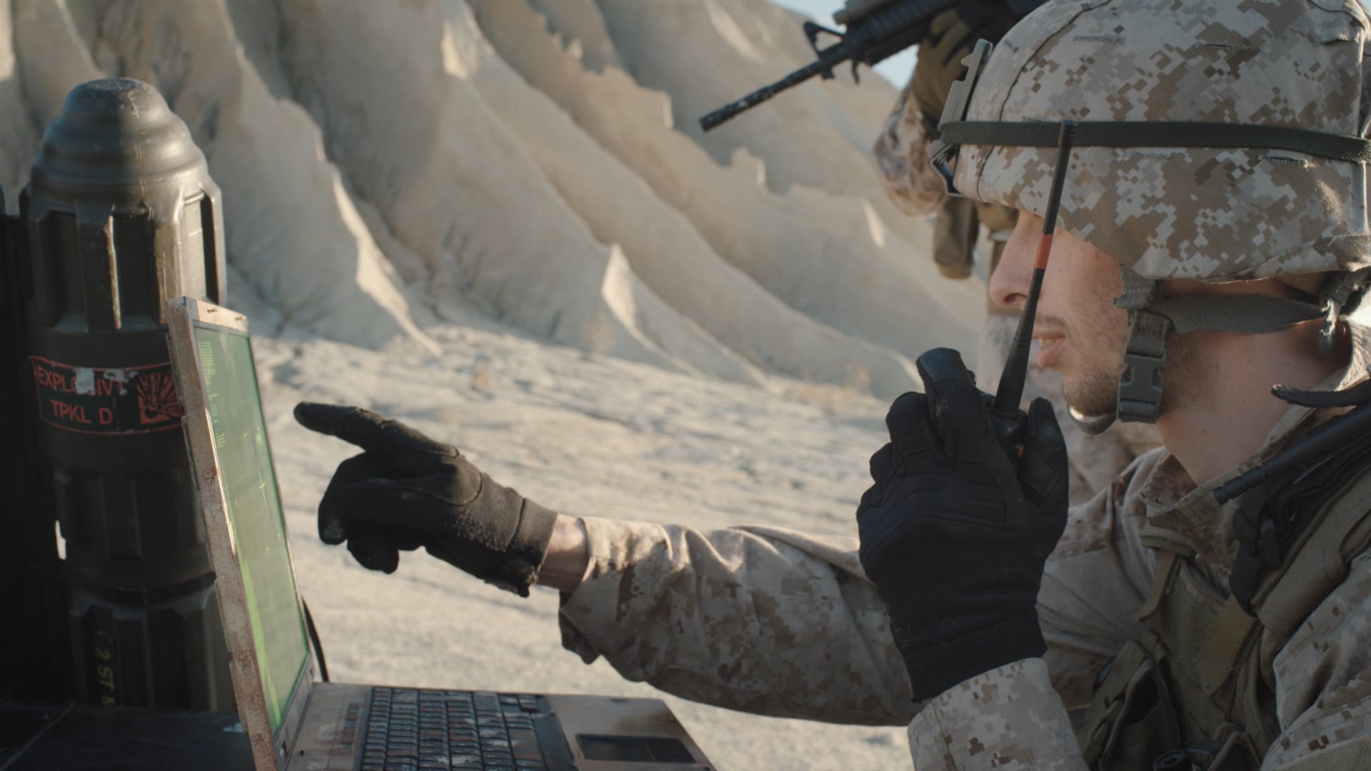 Tempest - Military Touchscreen isang lalaking nakasuot ng uniporme ng militar gamit ang laptop
